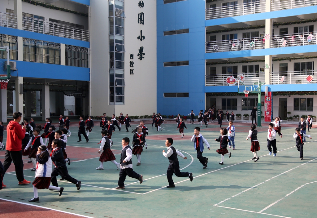 西校区举行火灾逃生演练-玮鹏校区动态-荔园小学